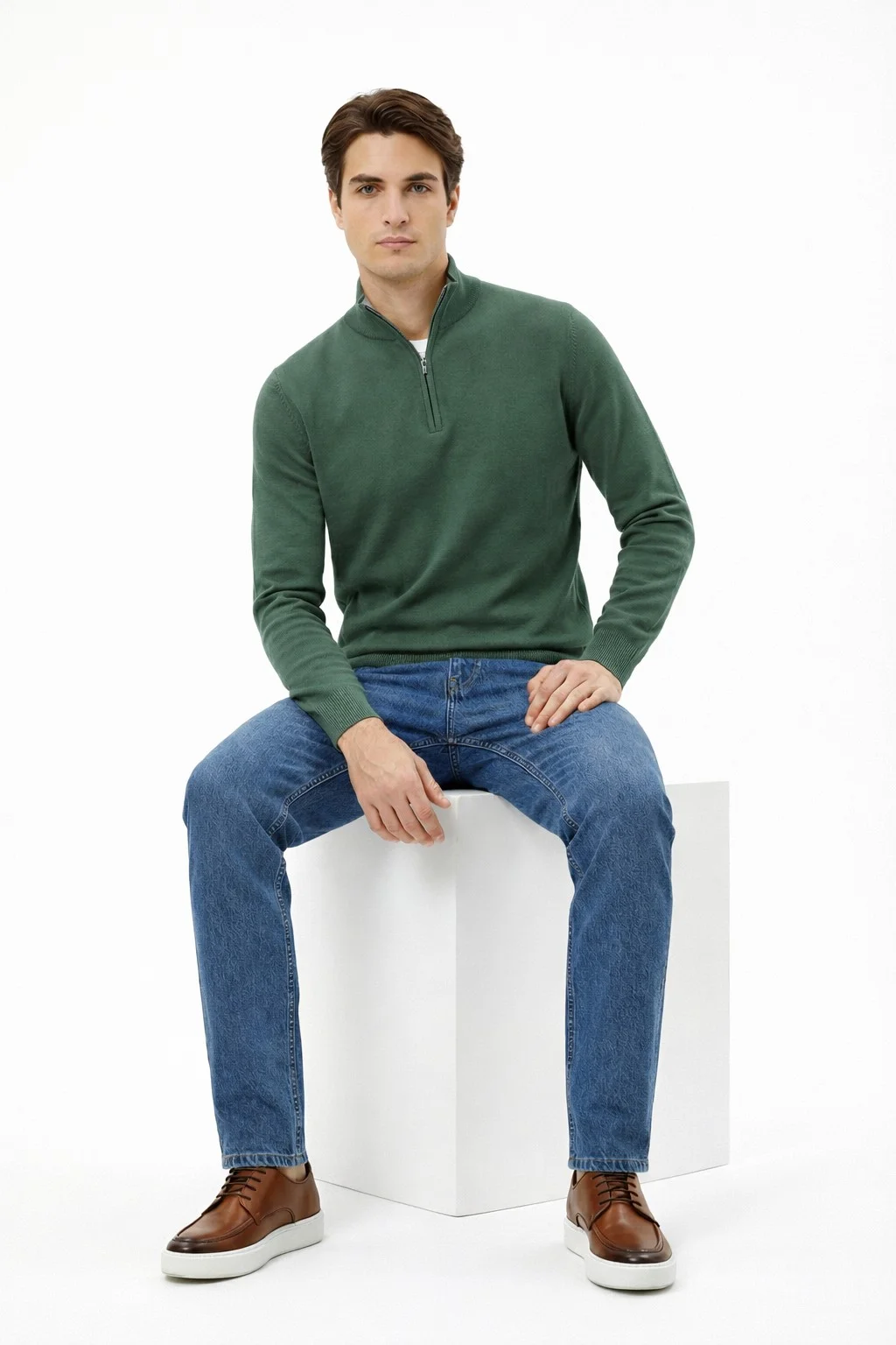 Сидя на кубе (каталожная поза)