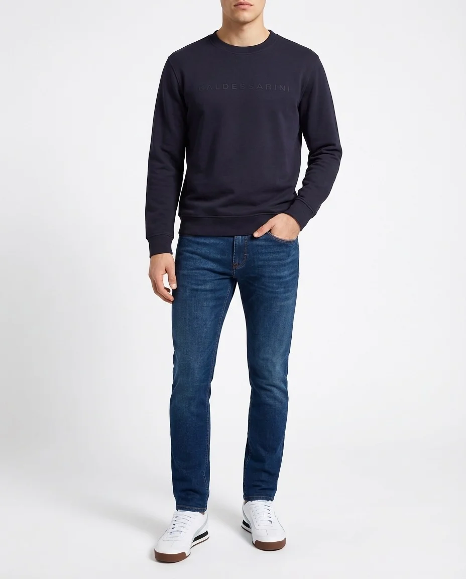 После: худи на модели, студийный фон